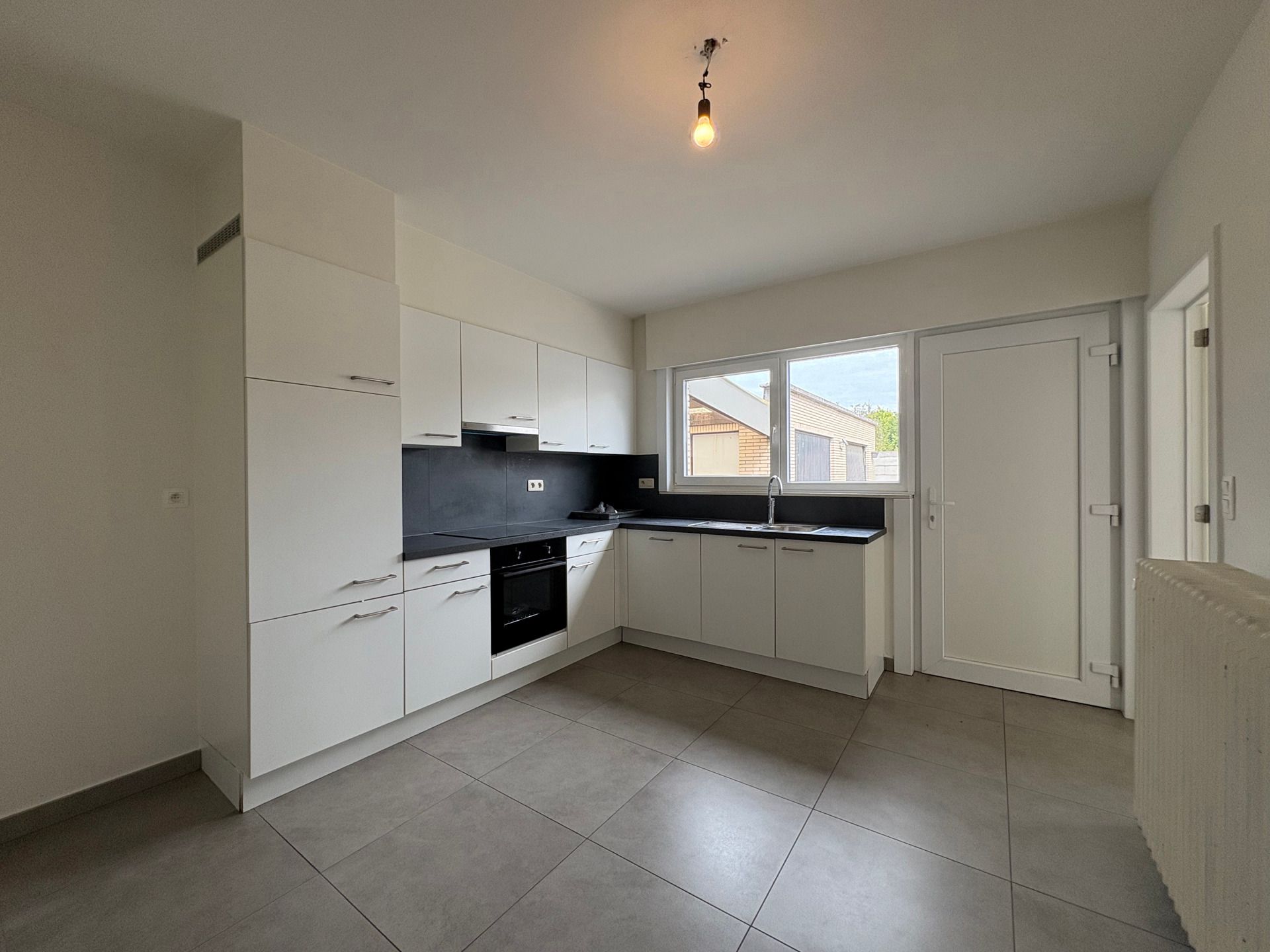 Ruime gerenoveerde woning met 5 slpks in centrum Ouwegem foto 3