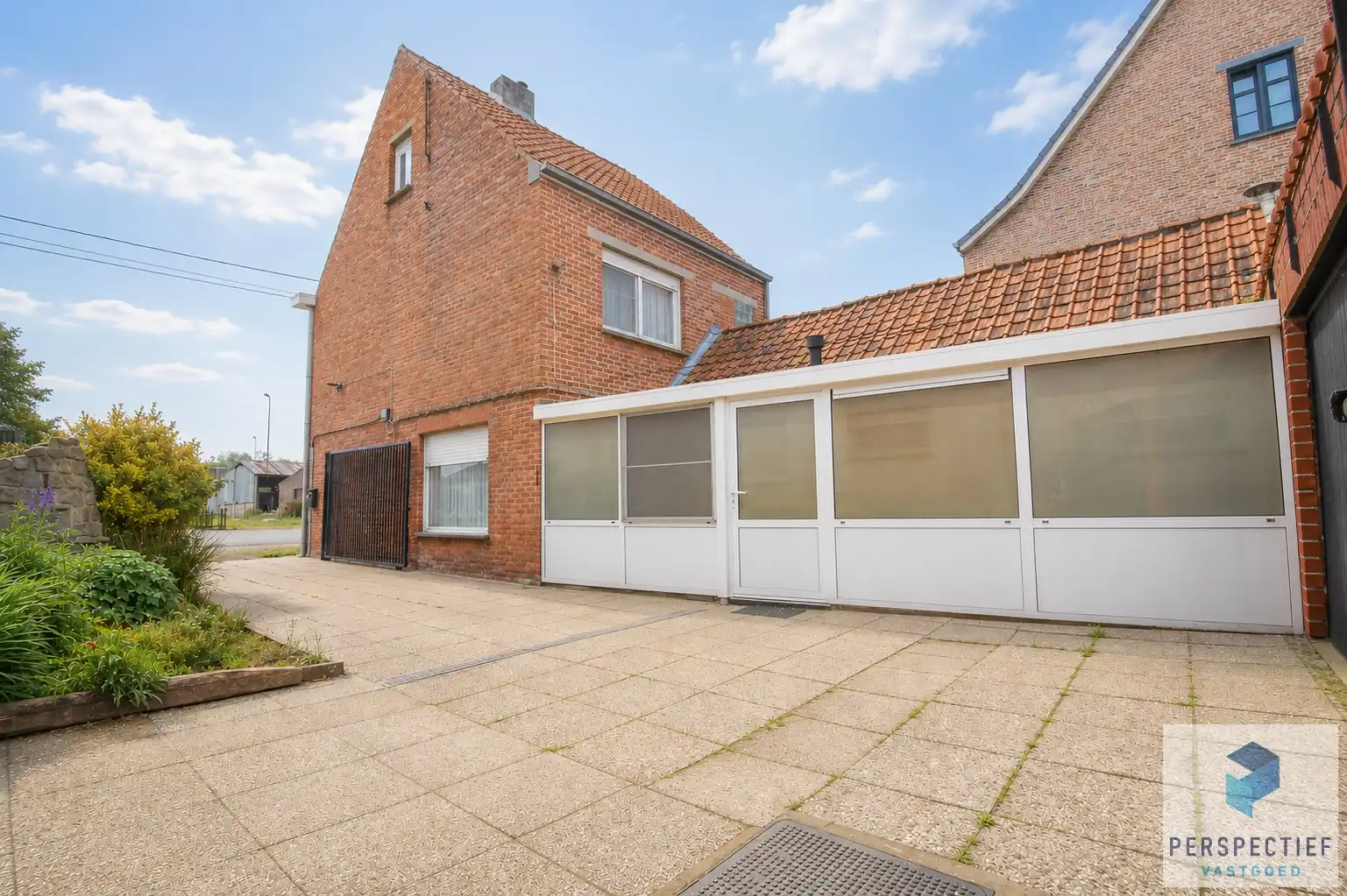 Ruime vrijstaande woning met garage en GROTE diepe tuin in het landelijke Kleit foto 3