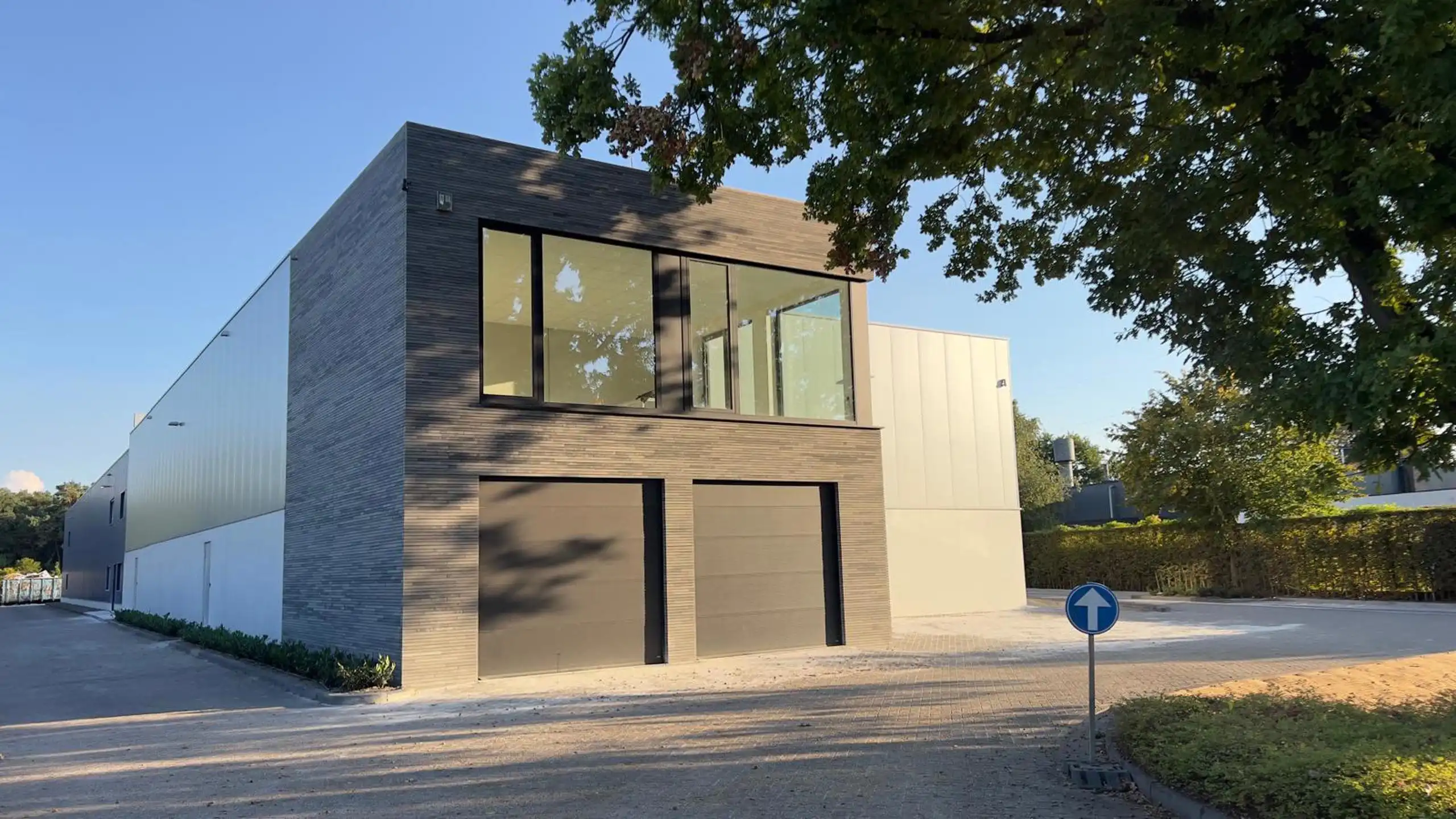 Nieuwbouw KMO-unit met 6 autostaanplaatsen te Beerse. foto {{pictureIndex}}