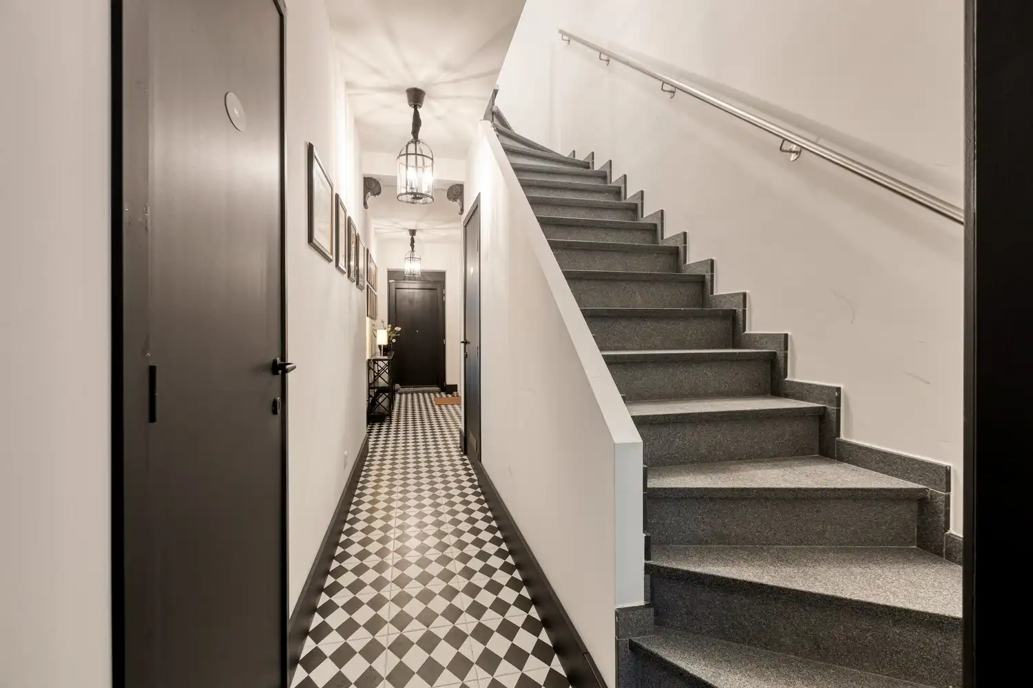 Karaktervolle woonst met indrukwekkend interieur in hartje Oud-Rekem! foto 17