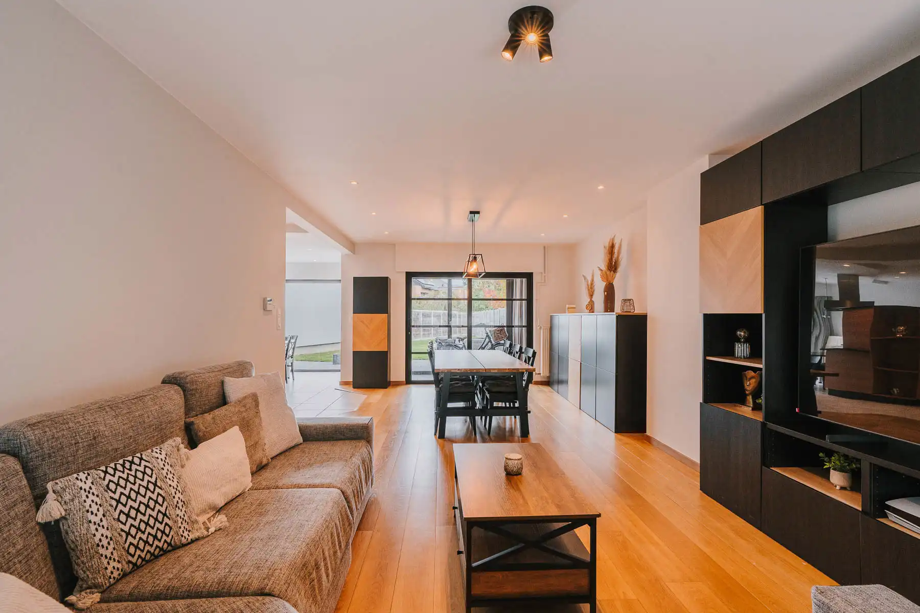 Ruime gezinswoning met 4 slaapkamers en bureau op toplocatie foto 6