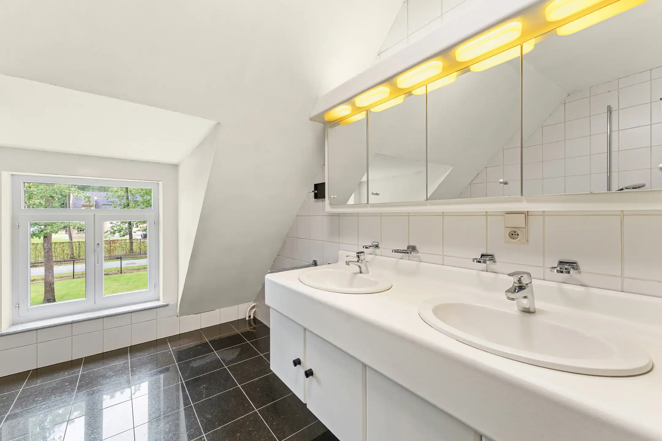 Ruime villa in bosrijke omgeving op een perceel van ca. 3.320m² met zwembad foto 28