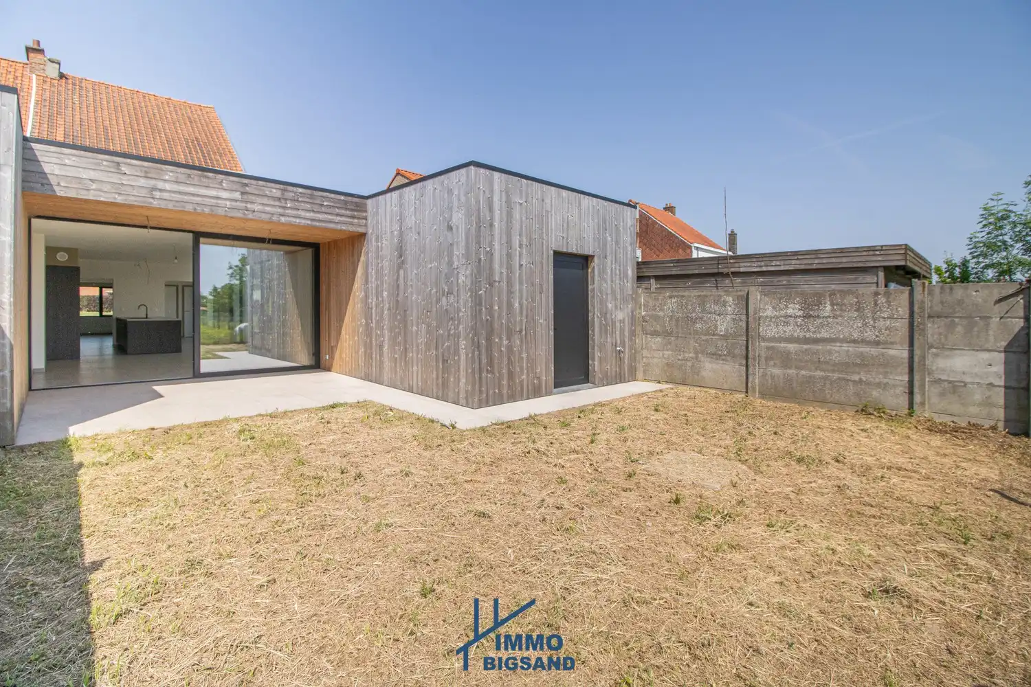 Volledig vernieuwde woning met gloednieuwe aanbouw met 3 slaapkamers, diepe oprit en tuin foto 9