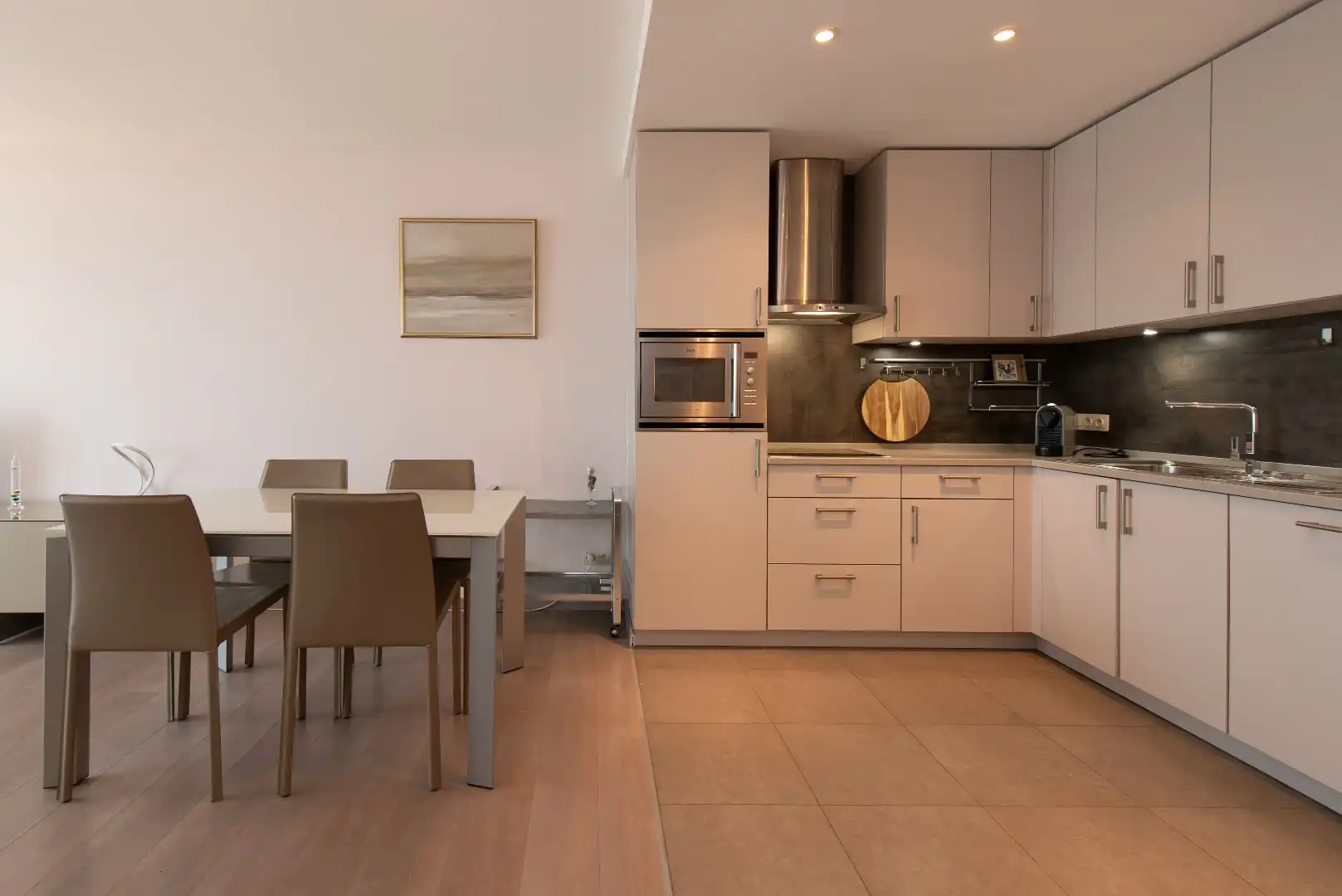 Lichtrijk doorloopappartement op het 5de verdiep foto 5