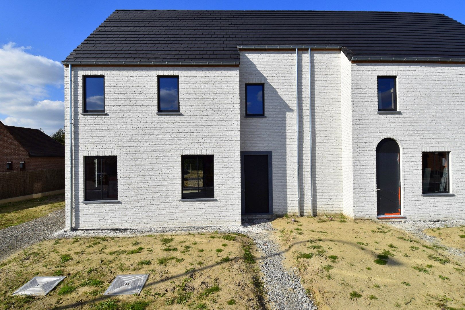 Nieuwbouwwoning met 3 slaapkamers vlakbij centrum Meulebeke foto {{pictureIndex}}