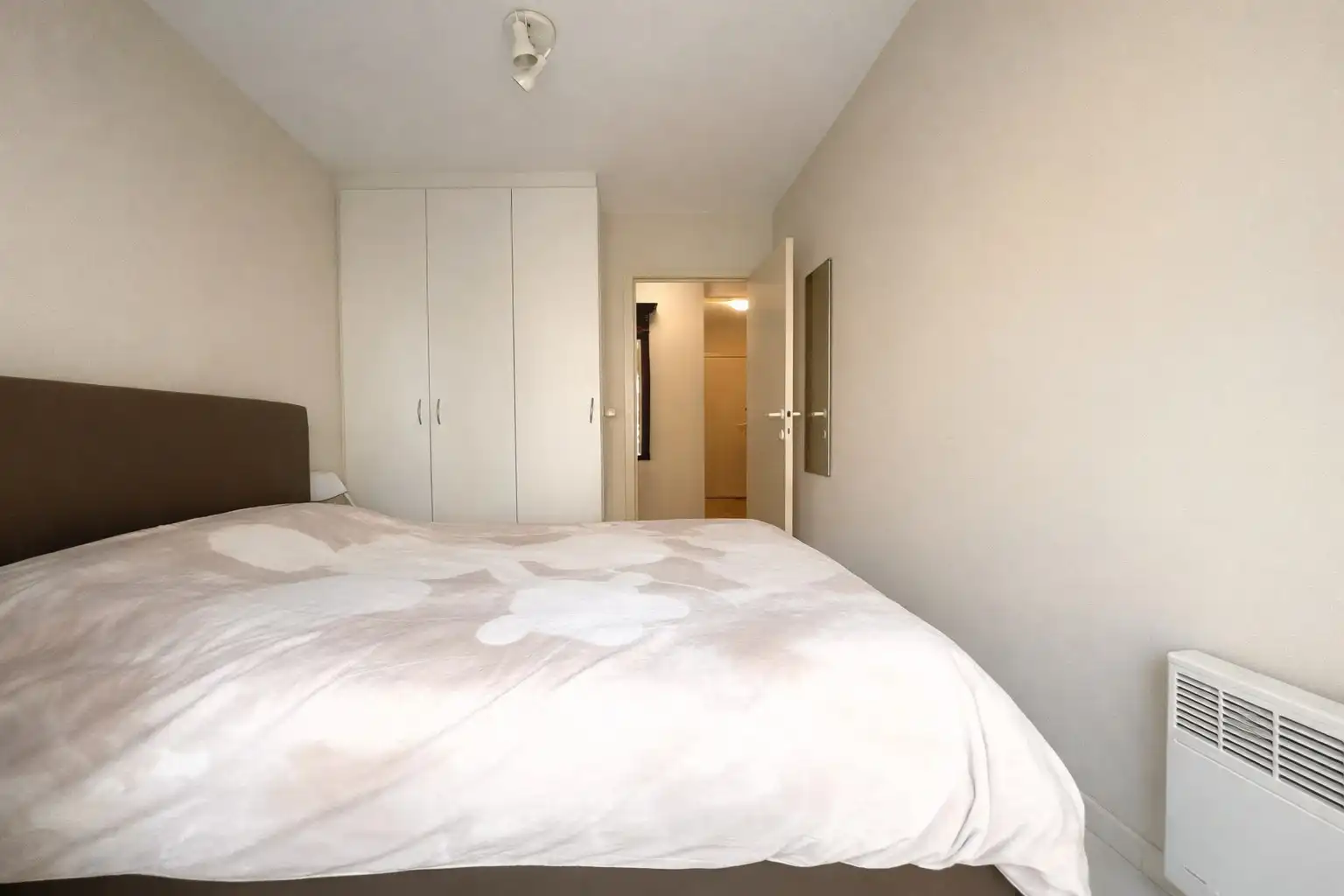 Bemeubeld hoekappartement met 2 slaapkamers  foto 11