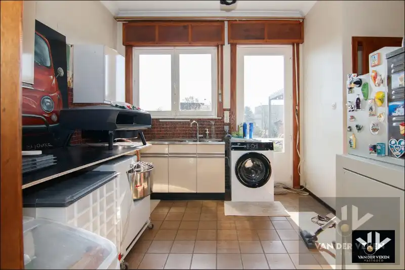 GROTENDEELS GERENOVEERDE GEZINSWONING foto 17