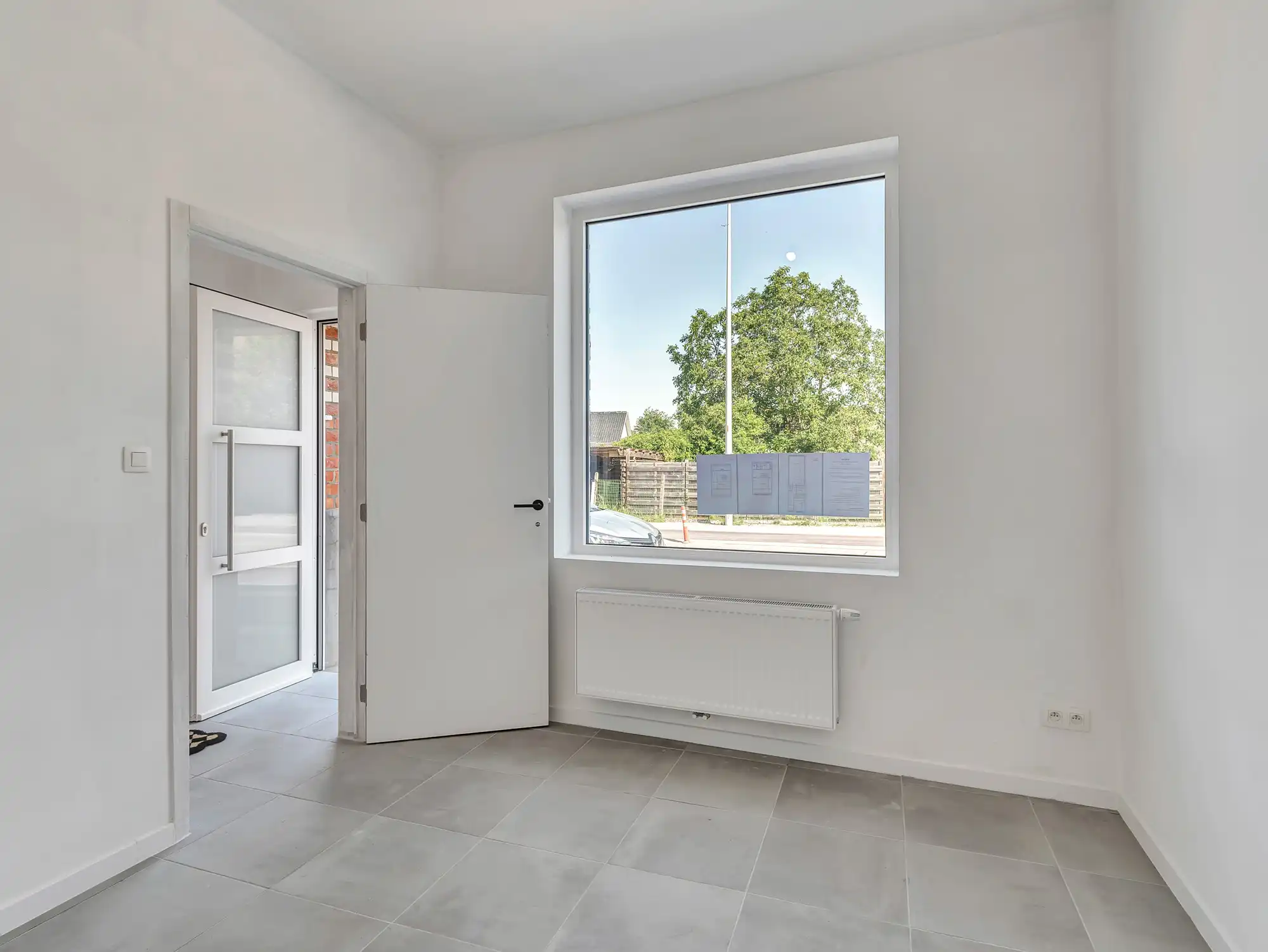 Gerenoveerde woning met ruime tuin en privéparking foto 2