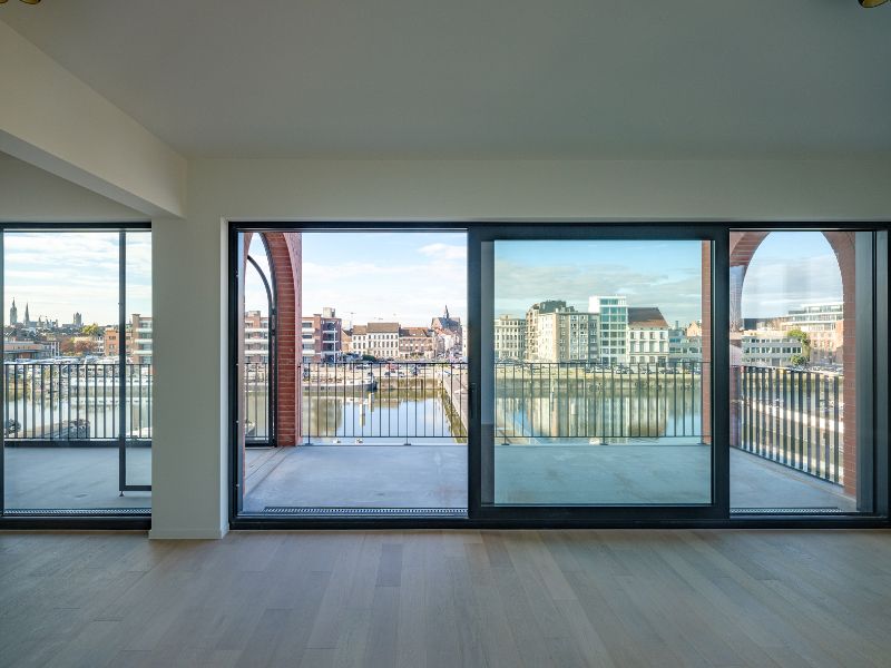 Ruim 2slpk-appartement met zuid-west georiënteerd terras aan de ‘Nieuwe Dokken’. Een appartement met een fenomenaal zicht over het water en de Gentse skyline! foto {{pictureIndex}}