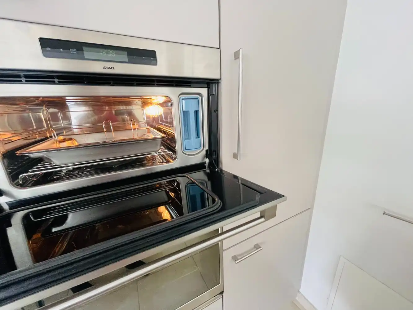 Brugge centrum, aan de Noordzandstraat, vlakbij alle winkels 'tZand  UITZONDERLIJK RUIM WOONHUIS /APPARTEMENT  MET HUISLIFT , 4 slaapkamers + bureau , living van 65m², modern ingerichte grote eet en kookkeuken Zalig wonen!  living van 65m²en zuidgericht terrasZlit terras van 65 m², volledig ingerichte eet-en kookkeuken van 34m²,  grote fietsenberging foto 7