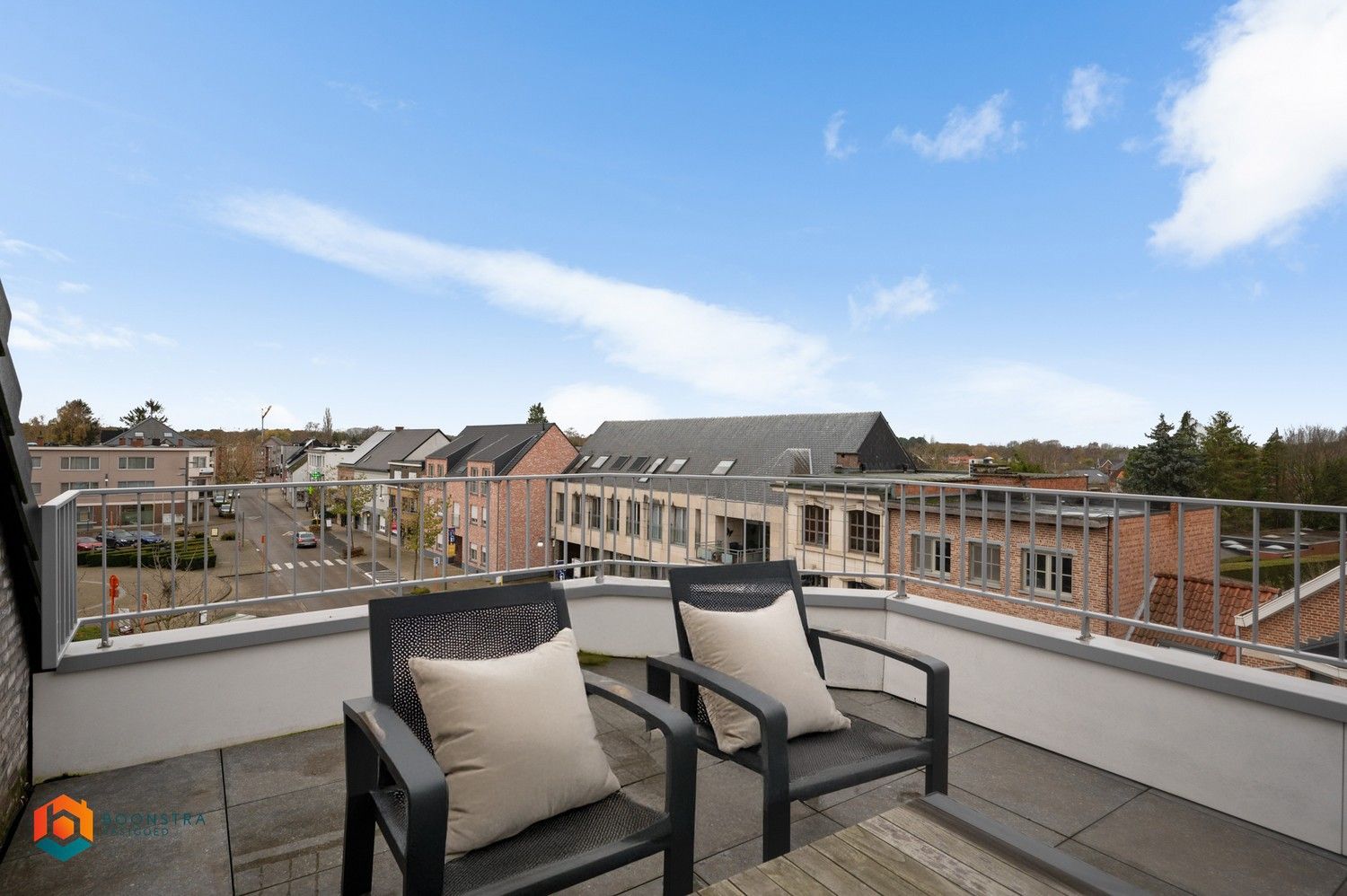 Lichtrijk penthouse met één slpkr en twee terrassen foto 9