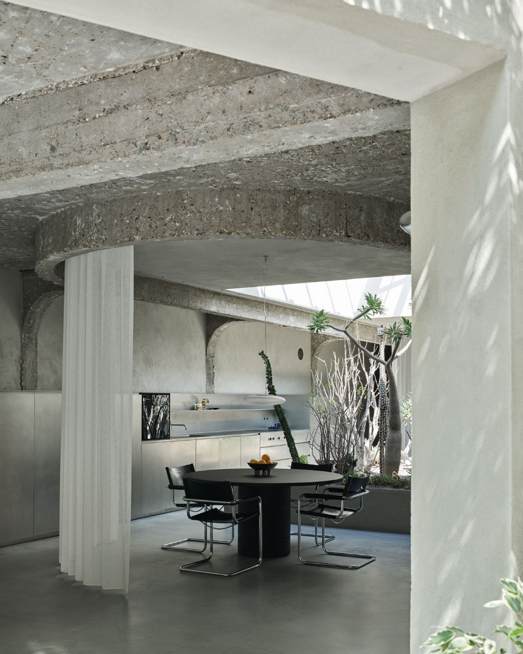 Uniqum - Architectuur tot op haar essentie. Een bijzonder doordacht brutalistisch appartement met tuin op een gegeerde locatie nabij het Sint-Pietersstation. foto 13