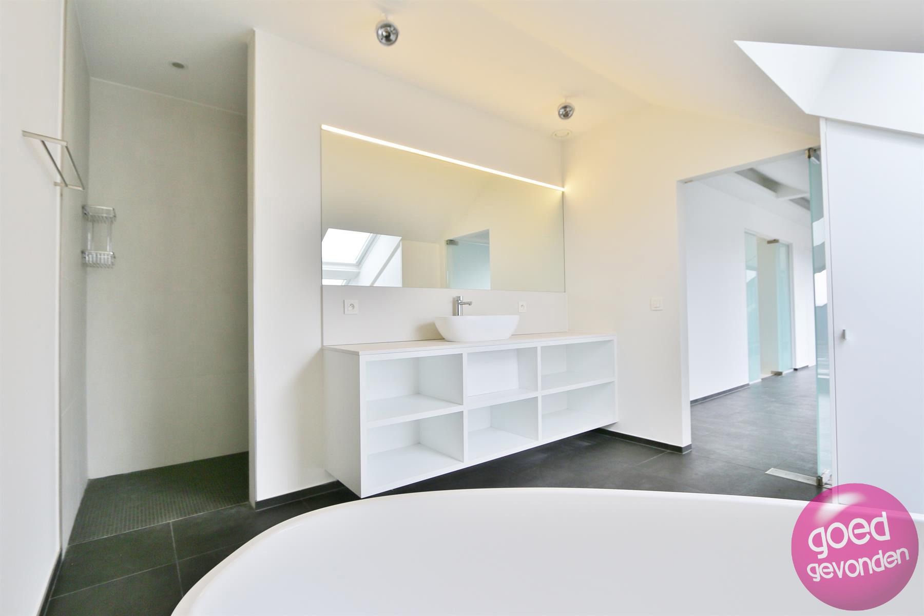 Erg ruim 2-slk app met terras en parking foto 17