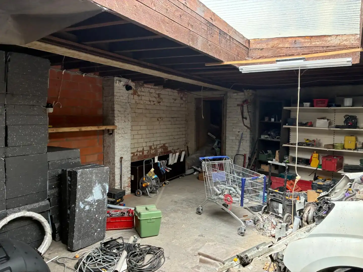 Te renoveren woning met magazijn en inrijpoort foto 6