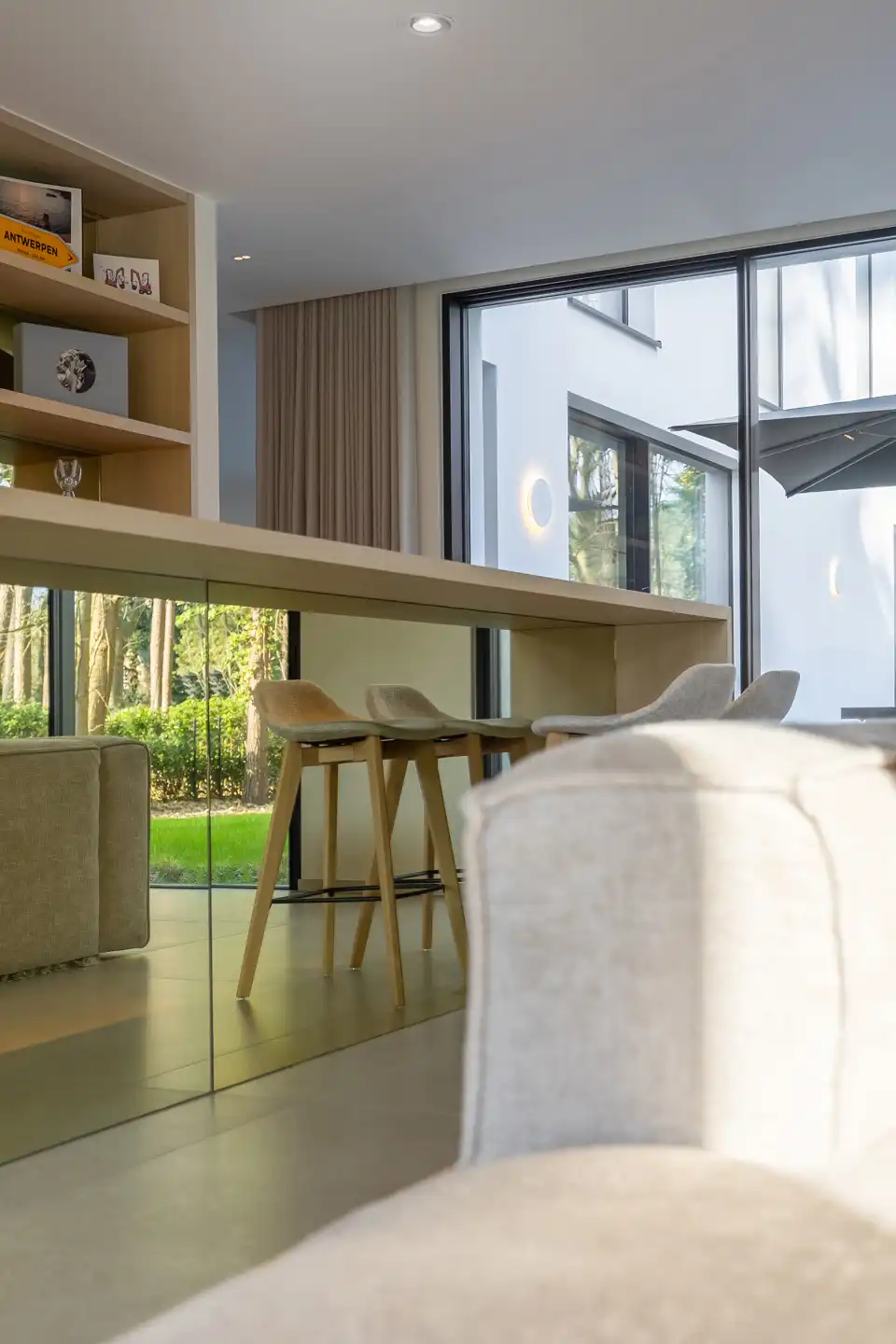 Exclusieve moderne villa met panoramisch zicht op groen foto 17