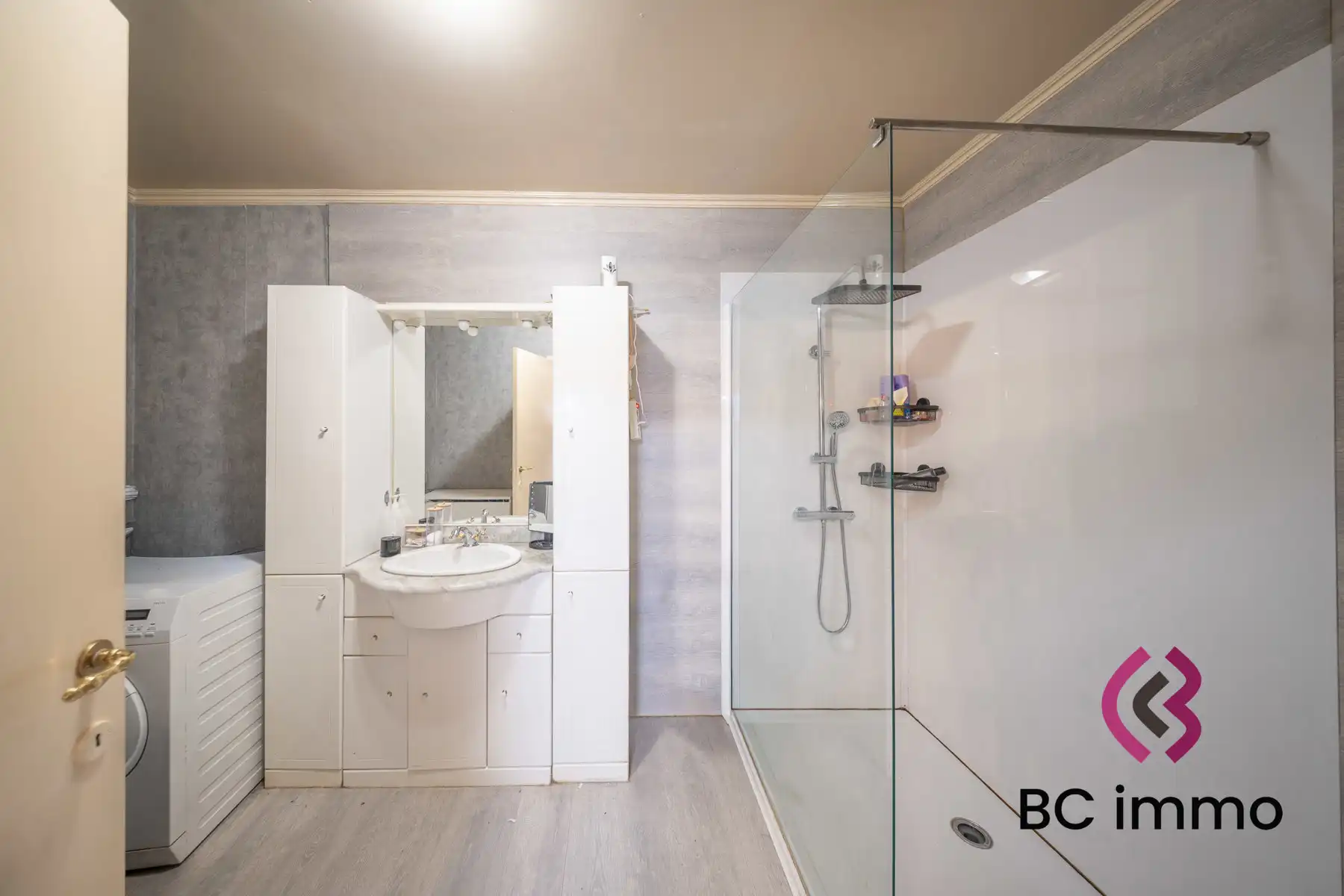 Grote woning met studio, tuin en extra kamers foto 17