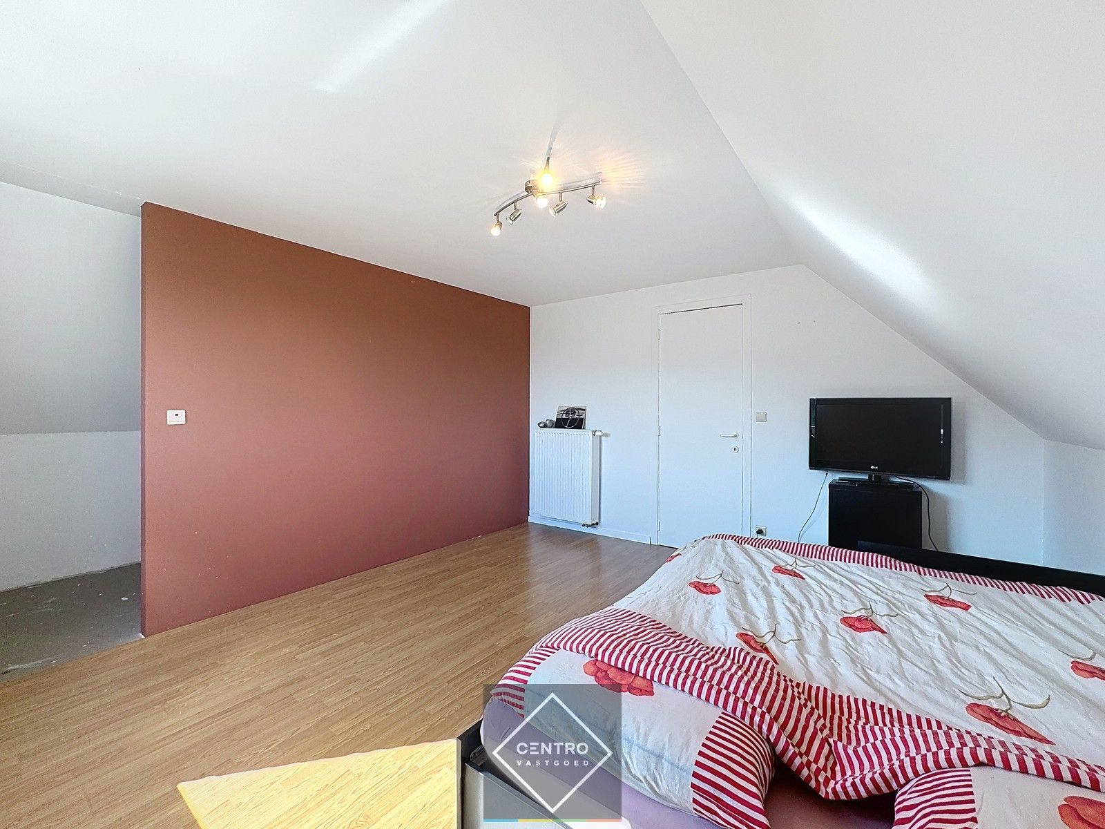 Instapklare lichtrijke VILLA met 3 slpks, garage en leuke tuin! foto 17