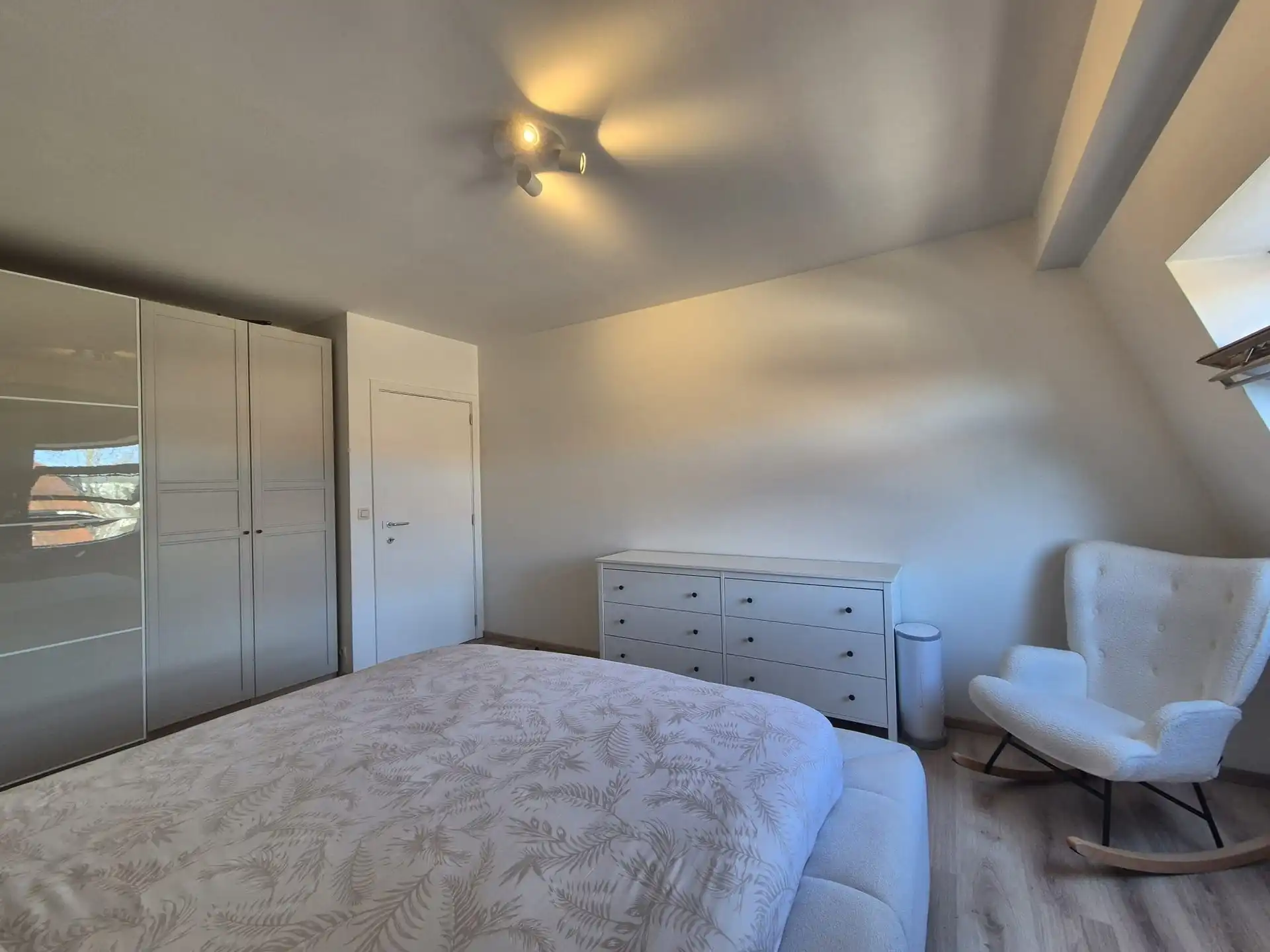 Residentieel en in afgesloten privé domein gelegen instapklaar ruim appartement. foto 19