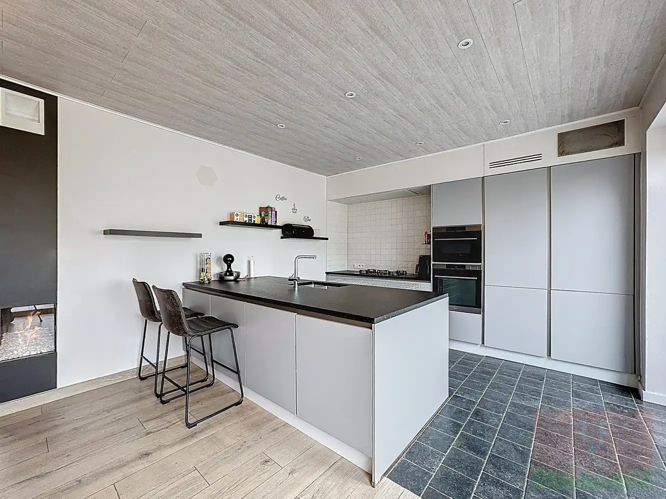 Instapklare hedendaagse gezinswoning met garage, opslagruimte en grote tuin foto 10