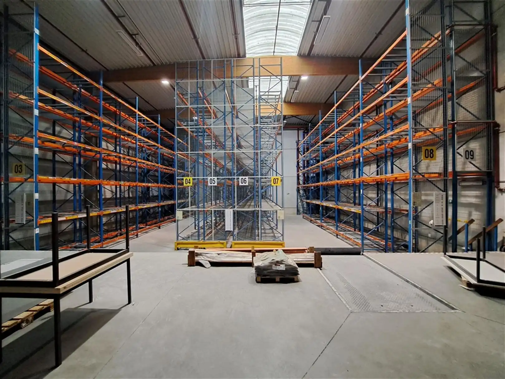 Industrieel gebouw met laadkades en privatief buitenterrein foto 6