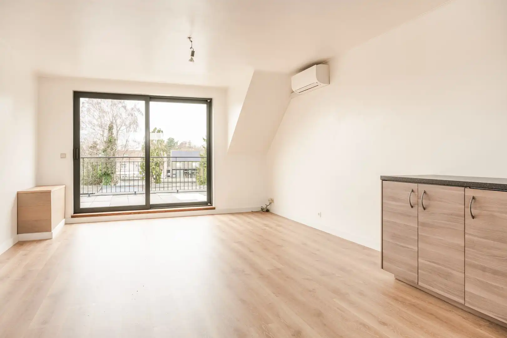 Instapklaar appartement met ruime zonneterras! foto {{pictureIndex}}