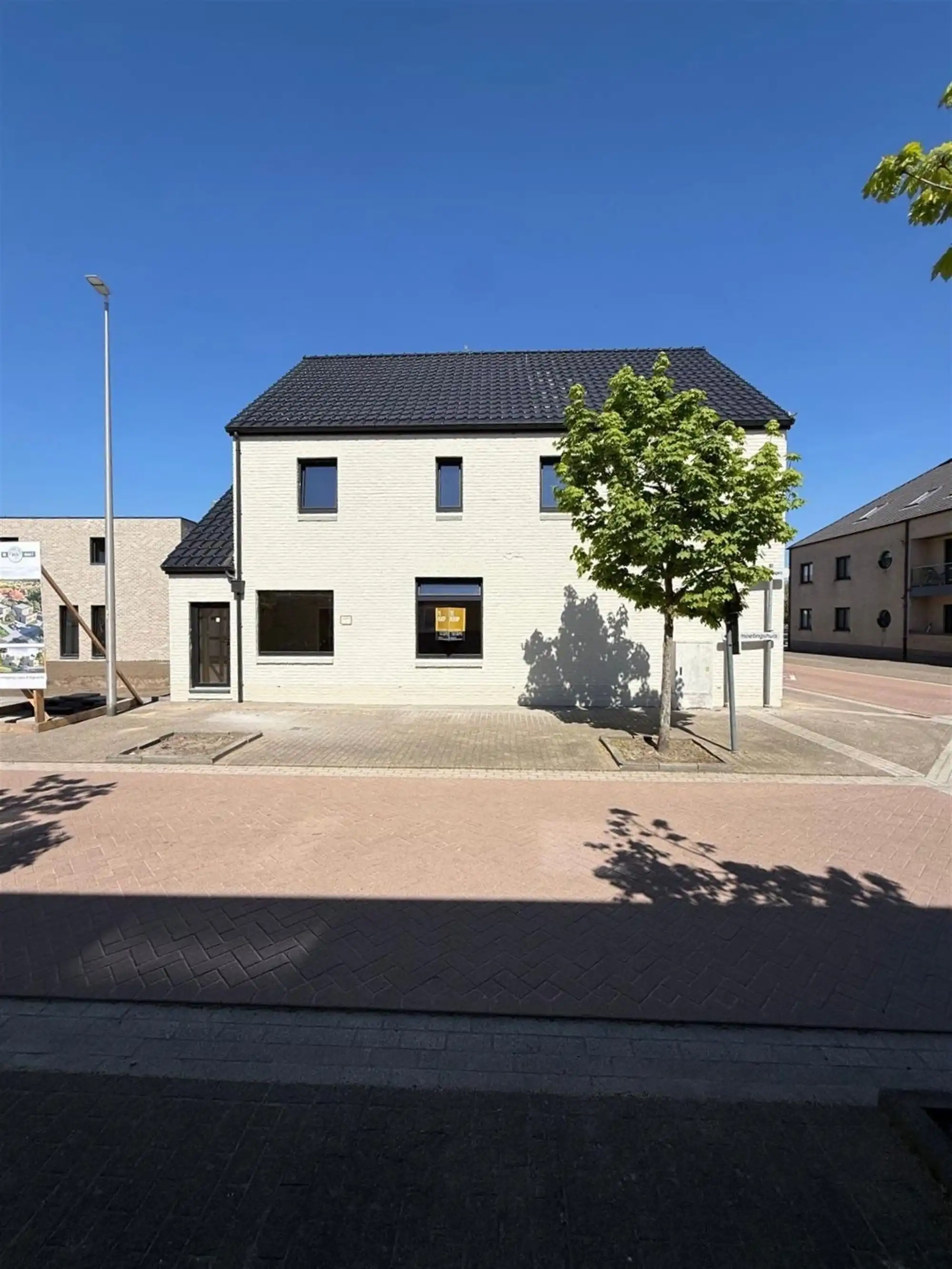 Ruime vrijstaande, te renoveren, woning op een rustige locatie in Voorshoven foto 3