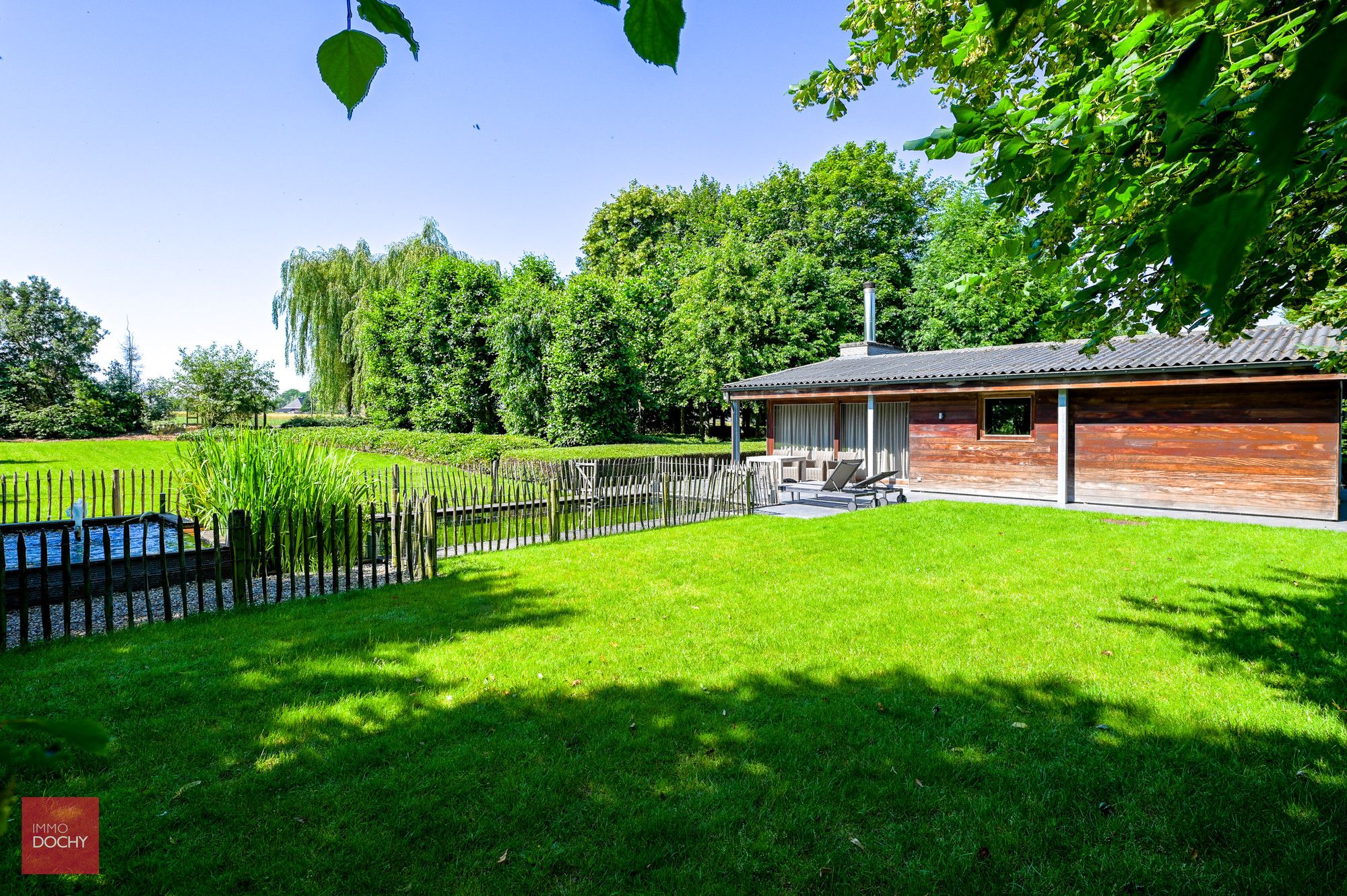 Rustig gelegen villa met bijgebouw en weides foto 6