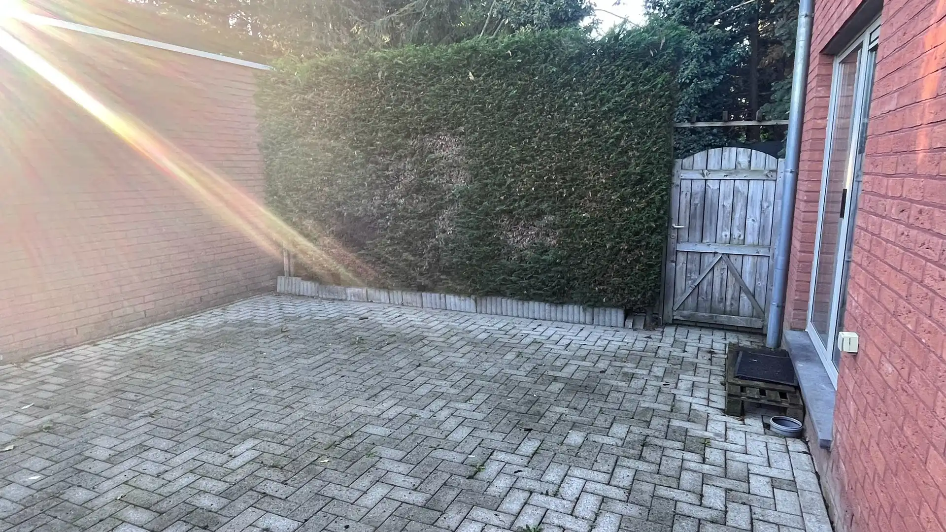 Gelijkvloers appartement met terras en private garage foto 10