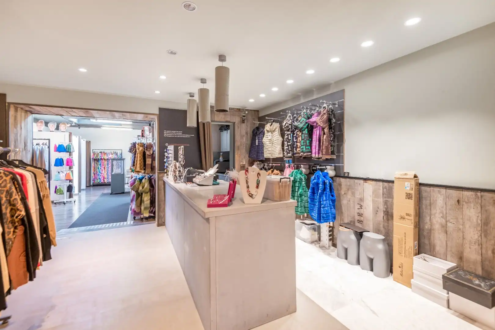 Goed gelegen handelsgelijkvloers gelegen op de Lippenslaan, vlakbij het Van Bunnenplein. foto 9