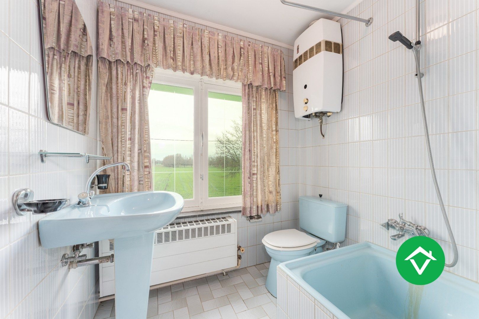 Op te frissen gezinswoning met twee garages en landelijk zicht te Eernegem foto 16