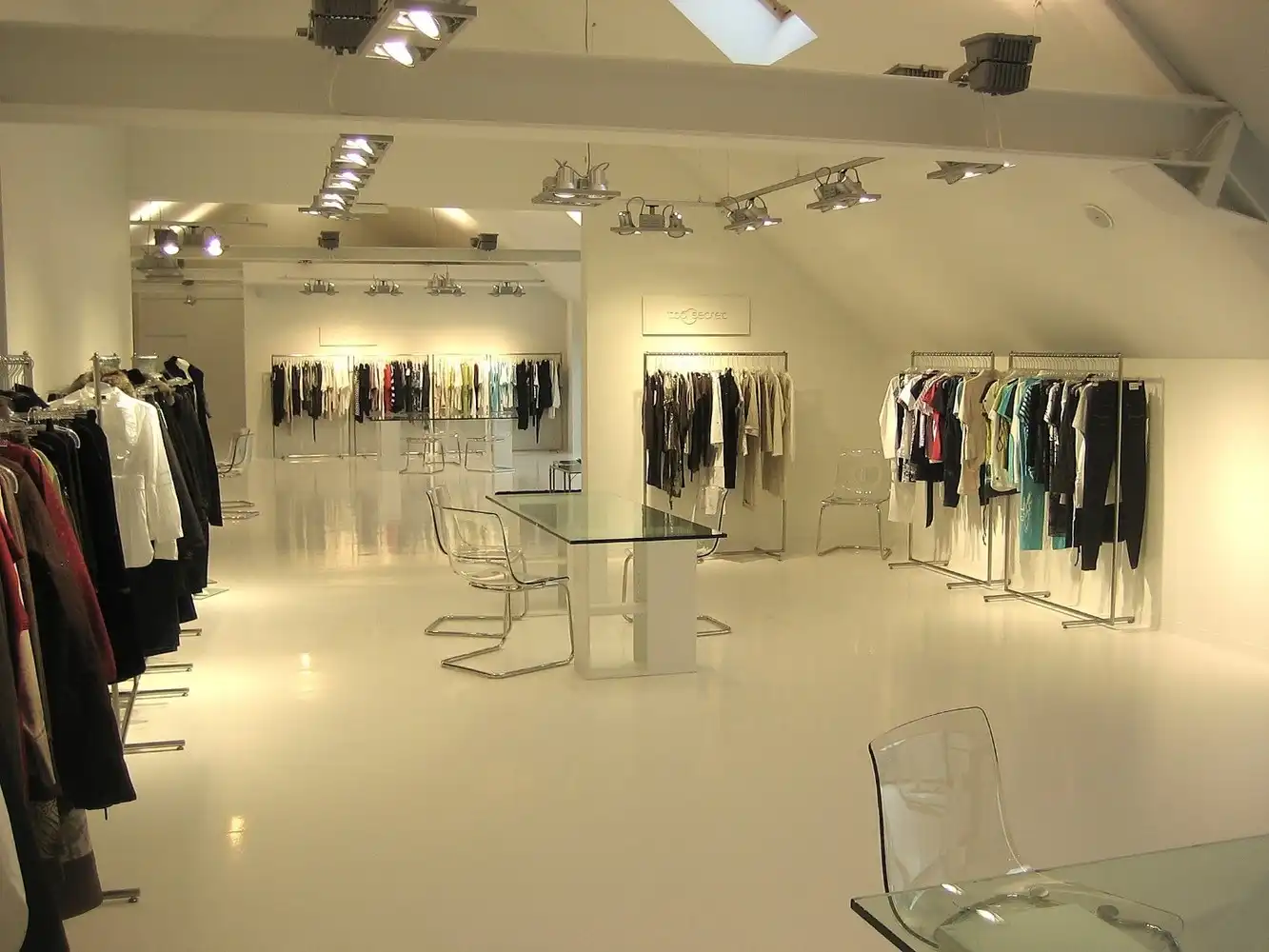 Instapklaar en polyvalent handelspand met 2 handelsruimten en ruim appartement foto 2