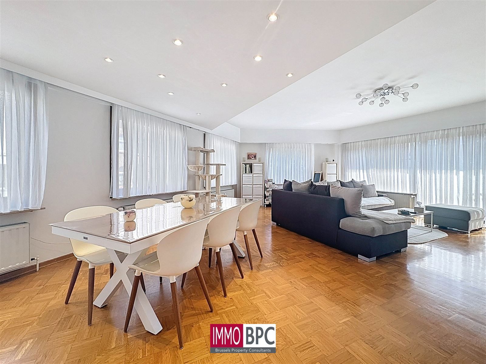 volledig gerenoveerd appartement van 140 m² foto {{pictureIndex}}