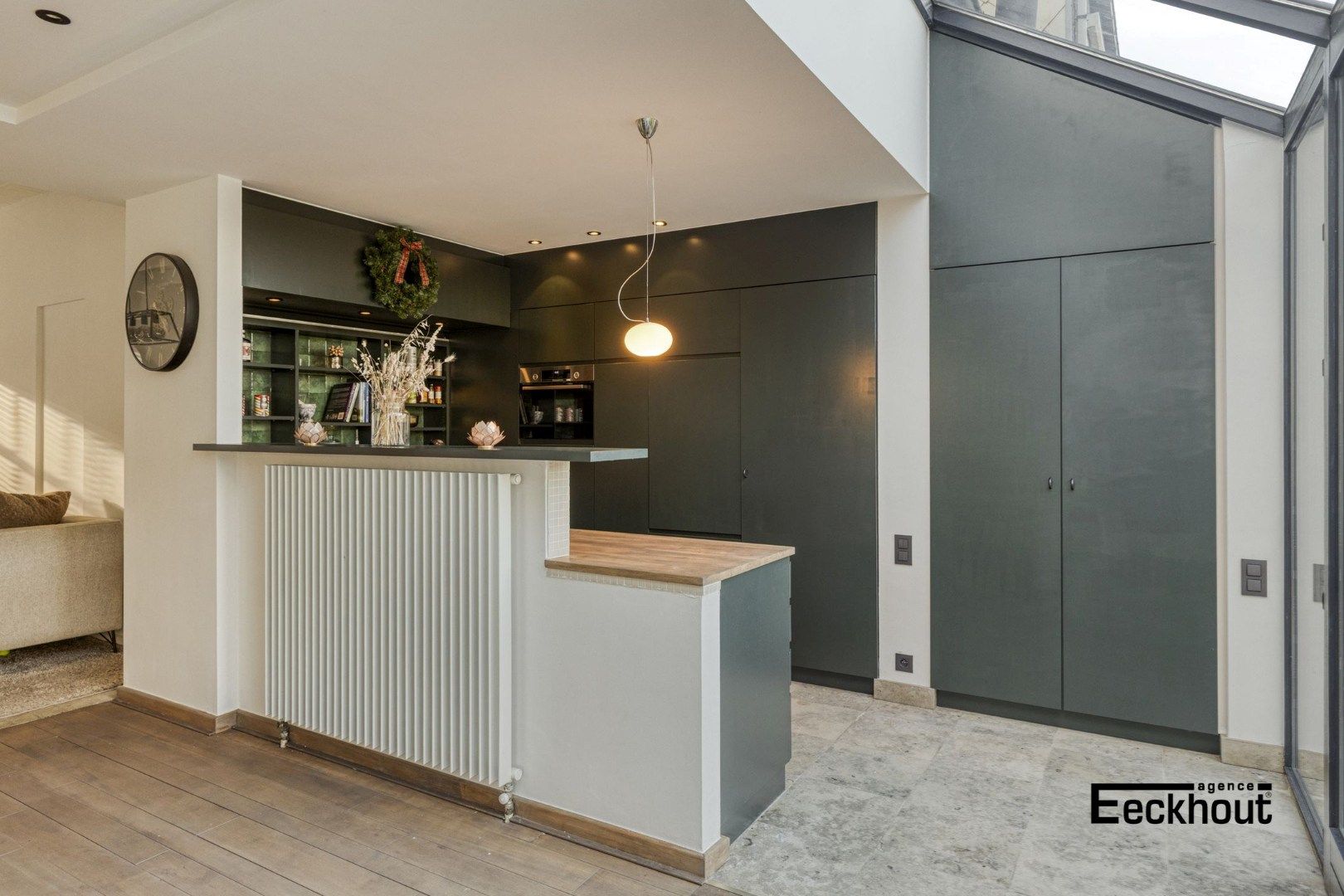 Ruime halfopen woning met prachtige aangelegde tuin en carport voor 2 wagens! foto 10