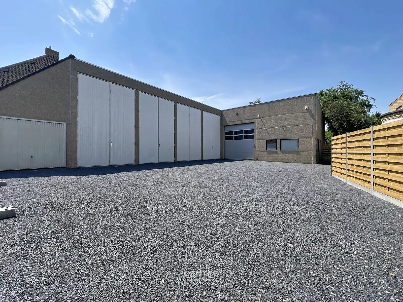 Instapklaar bedrijfspand (±345 m²) met magazijn, kantoor én 4 verhuurbare opslagunits, 1 garage en ruime parking op 603 m²  te INGELMUNSTER! foto 2