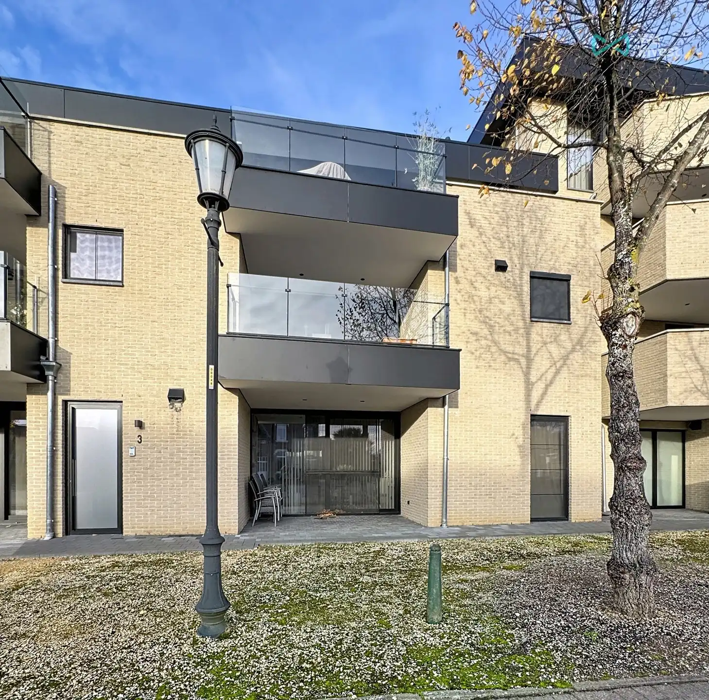 Gelijkvloersappartement met ondergrondse parking en tuintje foto {{pictureIndex}}