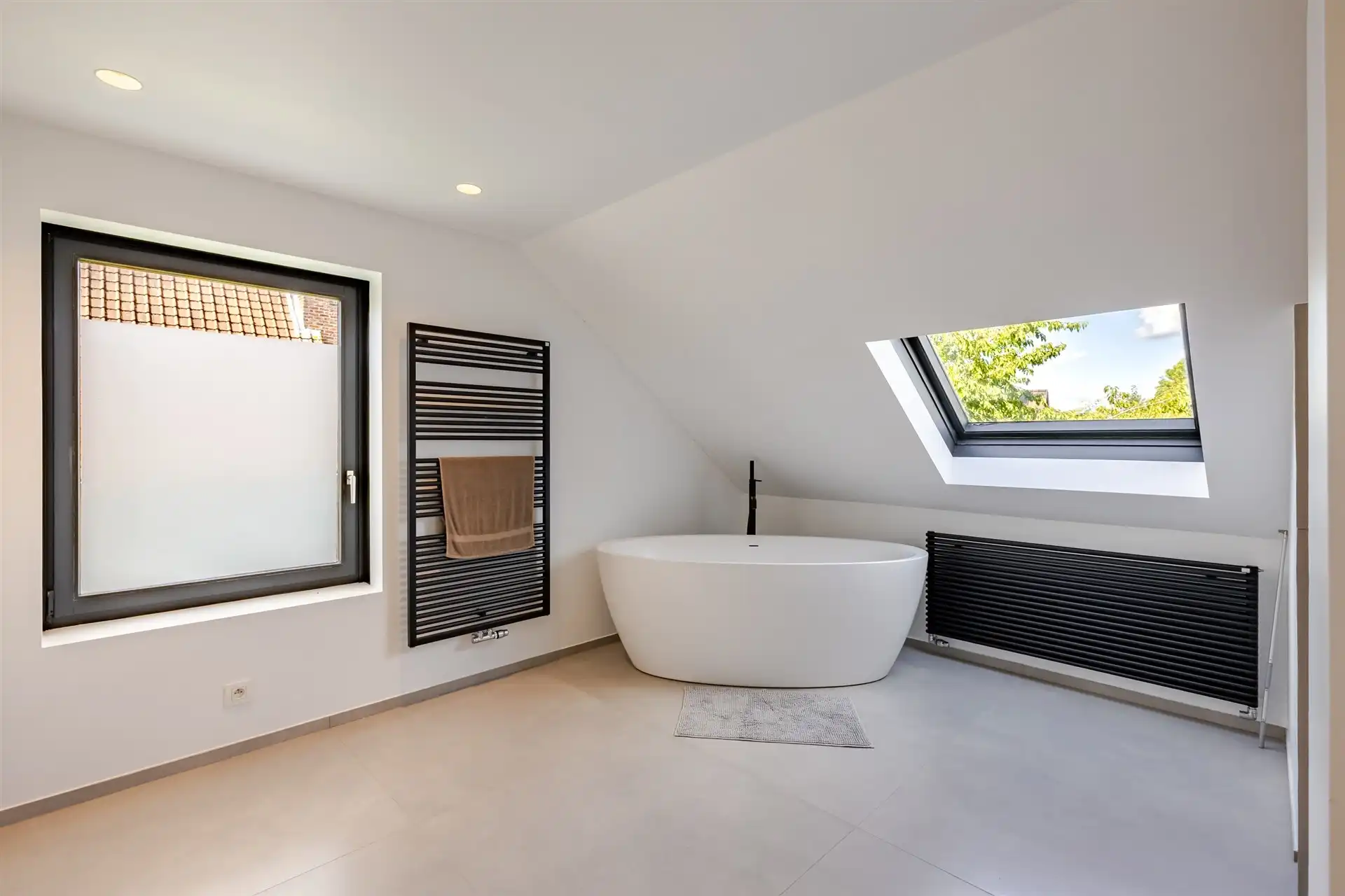 Riante woning met 4 slaapkamers , tuin en praktijk foto 40