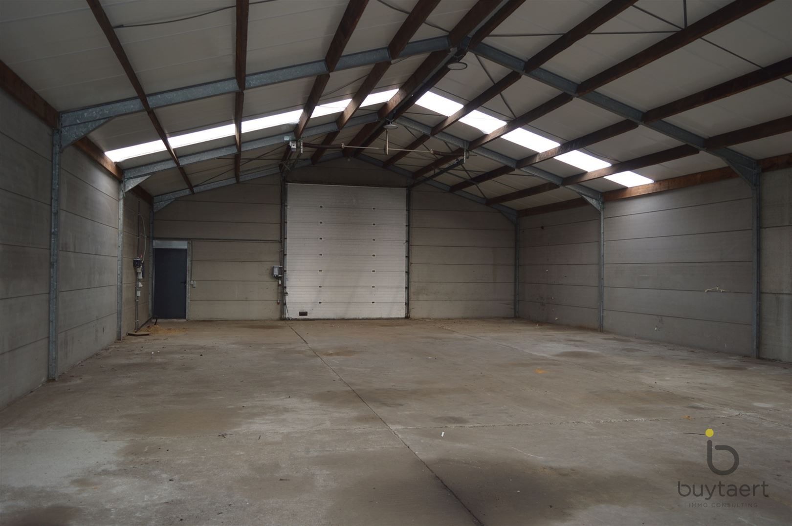 Ruime loods met drijfkracht op beton te Kalmthout foto {{pictureIndex}}