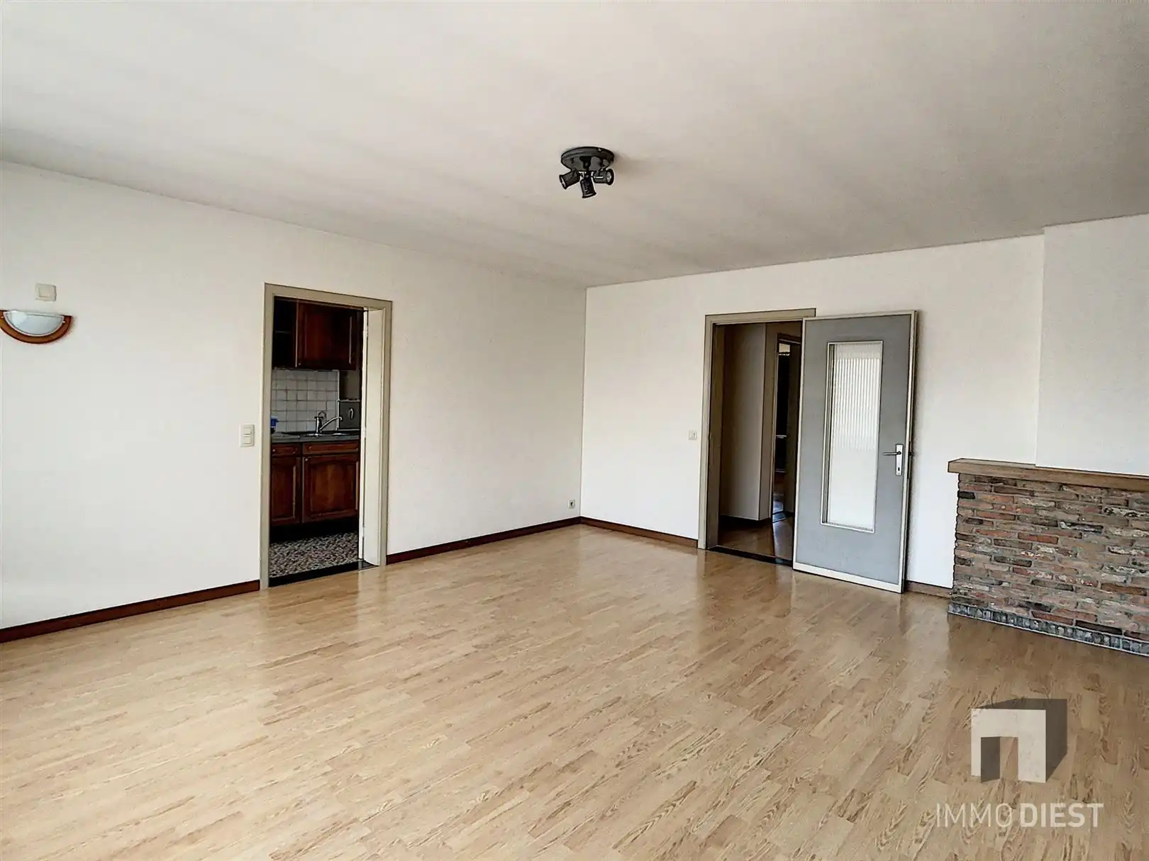 Zeer goed gelegen appartement op de 2de verdieping vlakbij winkels, scholen en station!   foto 3