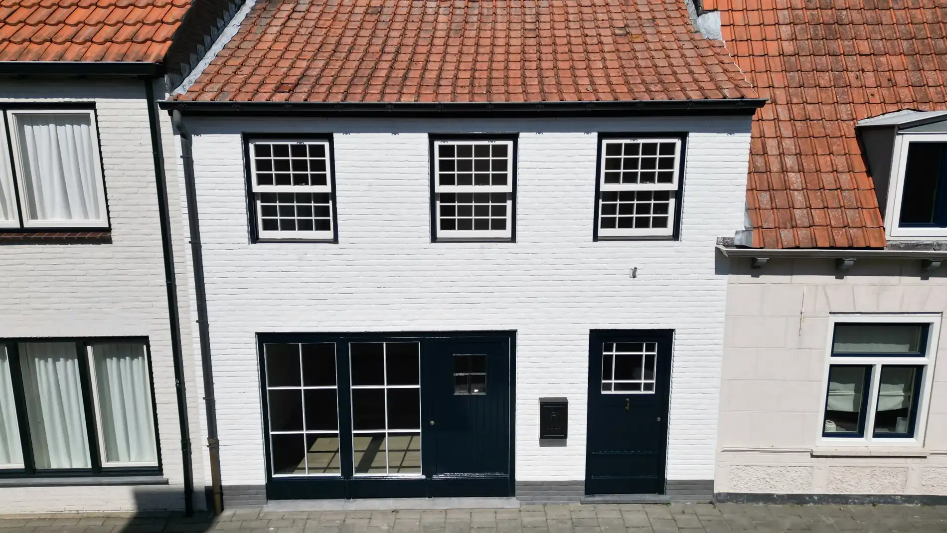 Sfeervolle en luxe tussenwoning in Zuidzande met vrij zicht over de velden foto {{pictureIndex}}