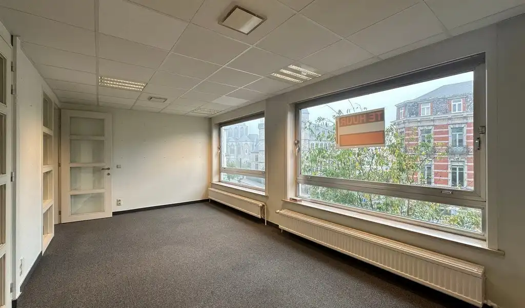 Ingedeeld en lichtrijk kantoor te huur in hartje Gent foto 4