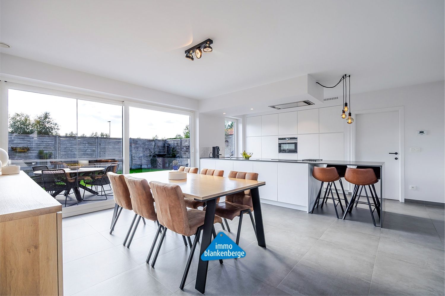 Recente halfopen woning met kwaliteitsafwerking in Oedelem foto 7