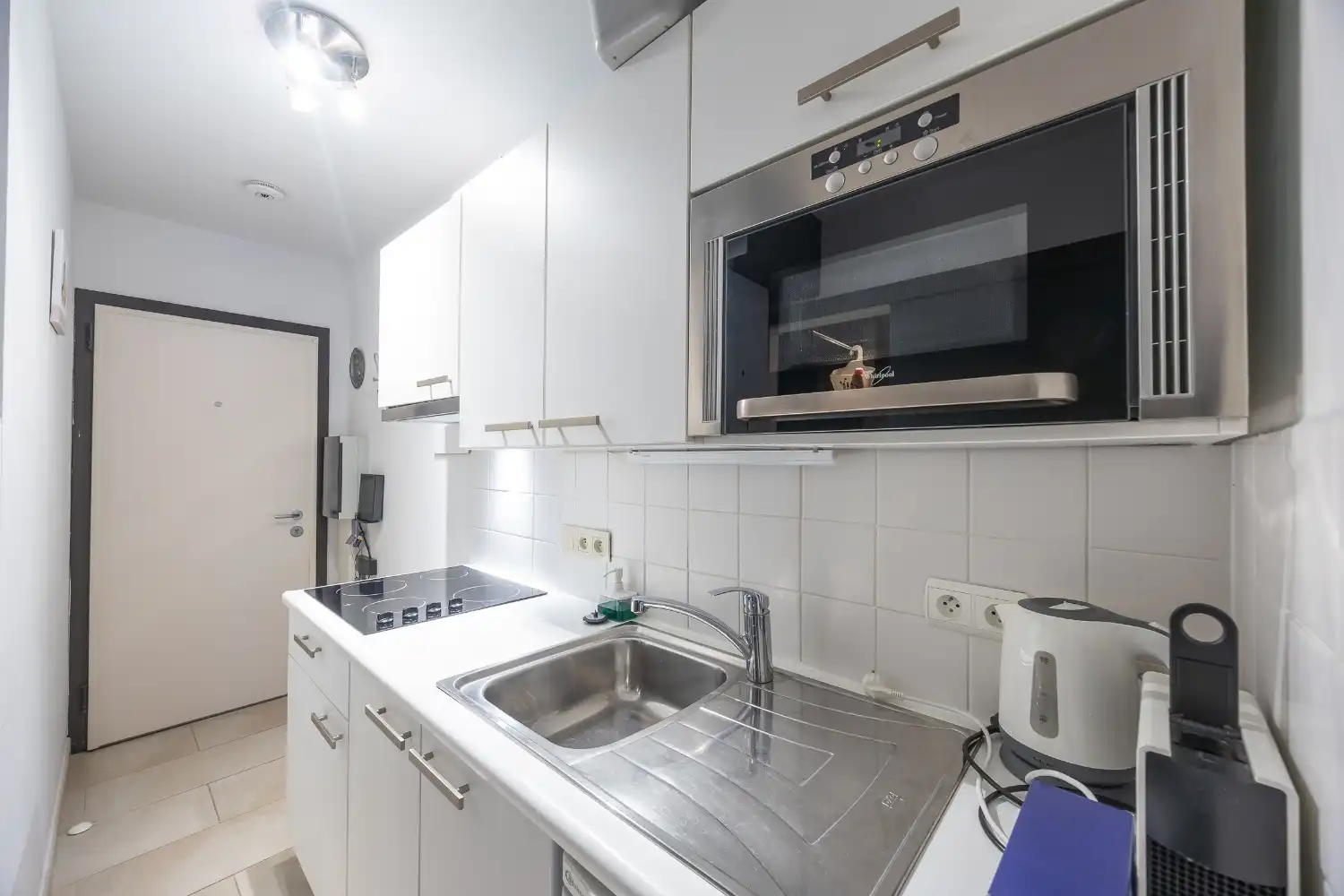 Gemeubelde studio te huur op steenworp van het strand foto 11