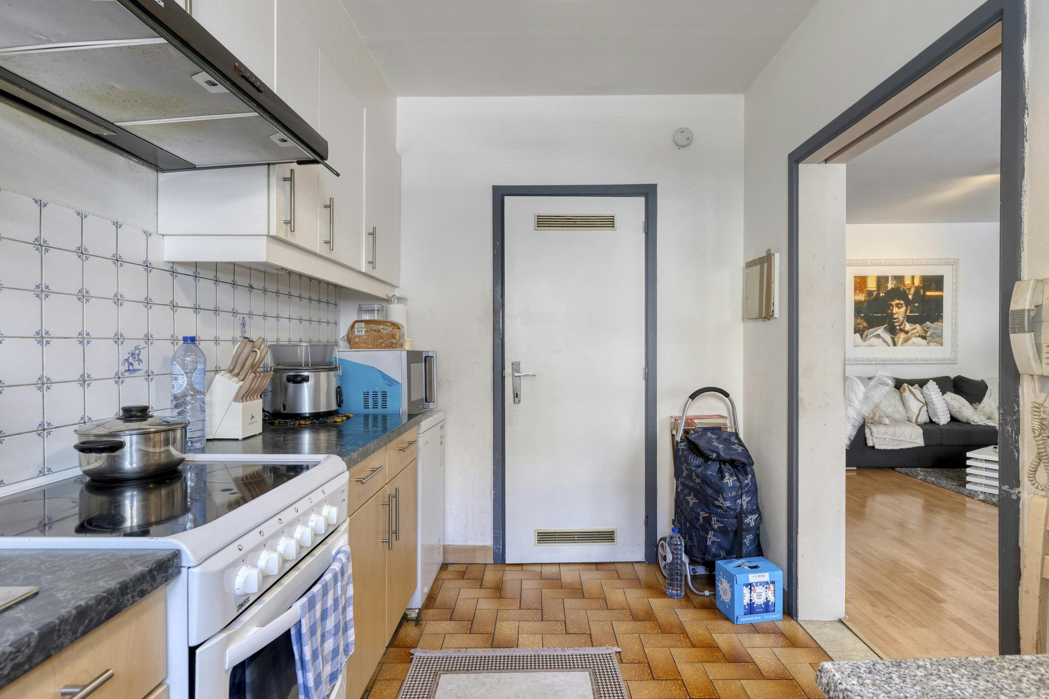 Op te frissen appartement met terras te koop in Berchem foto 5