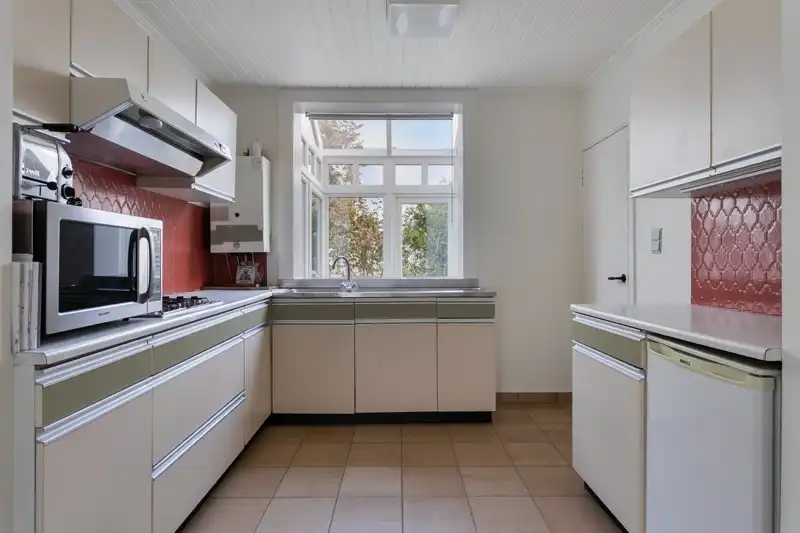 🏡 Uniek en authentiek pand vol karakter en mogelijkheden. Ruime woning, multifunctionele bijgebouwen en een charmante, omsloten tuin. foto 7