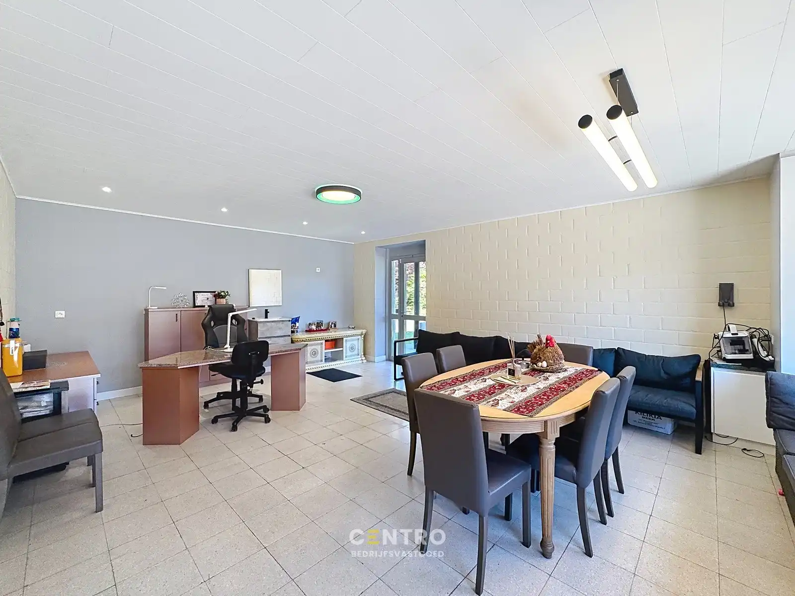 Vernieuwde ruime woning, magazijnen, bijgebouw mét grote parking op zeer strategische locatie (industriegrond) ! foto 8