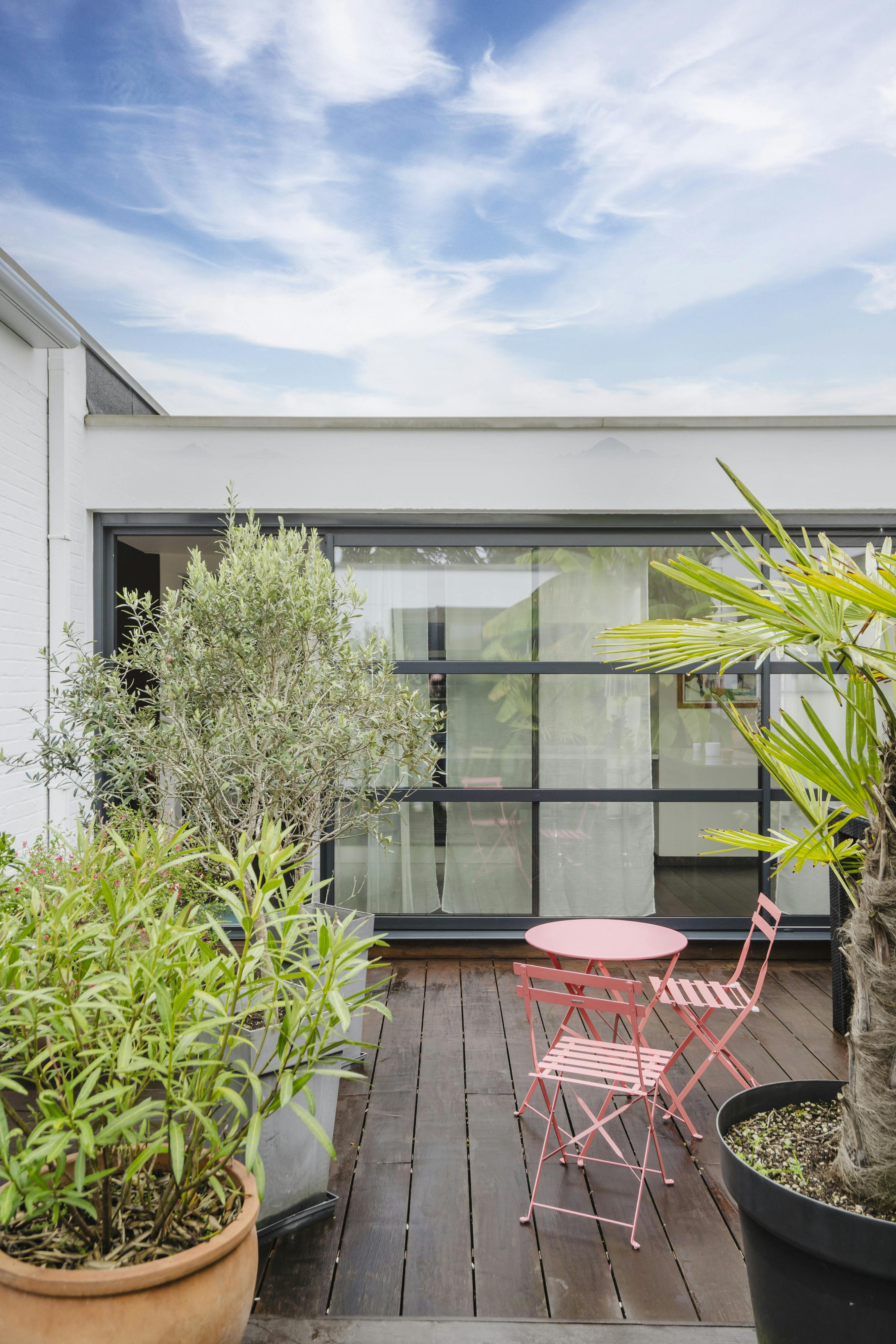 Architecturale patiowoning met tijdloze klasse foto 21