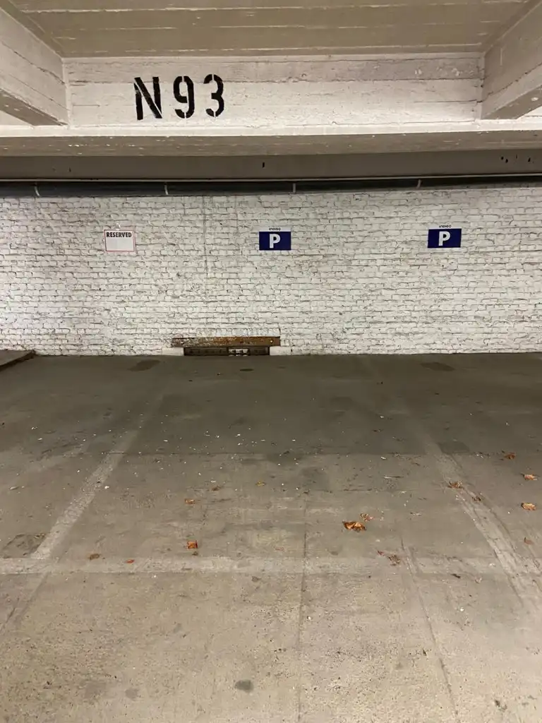 Overdekte staanplaats op de Livornostraat in Sint Gillis foto {{pictureIndex}}