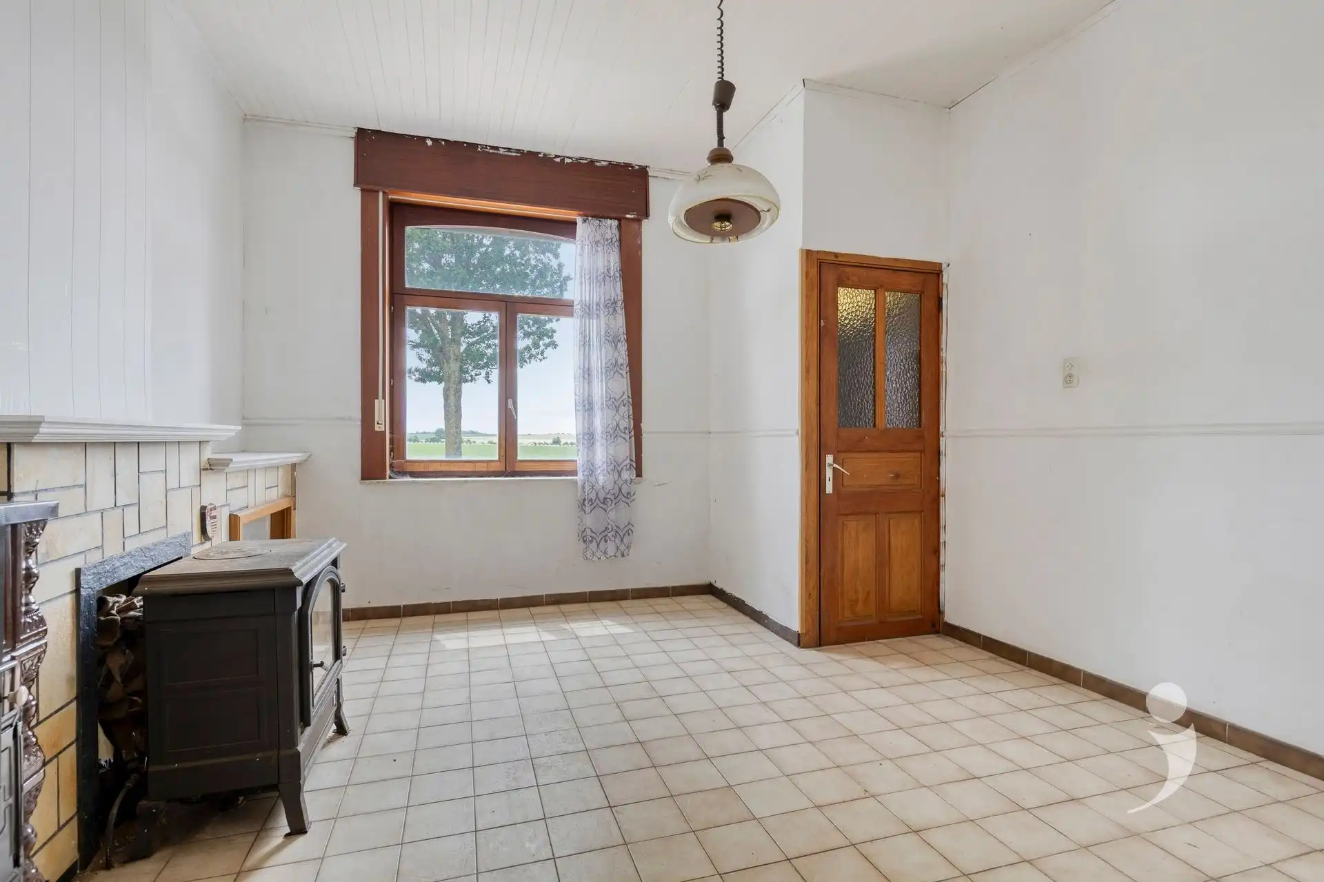 Ruime te renoveren woning met vergezicht foto 4