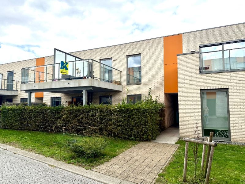 Ruim en lichtrijk appartement met 2 slaapkamers, terras en dubbele autostaanplaats op een boogscheut van de Leie foto {{pictureIndex}}
