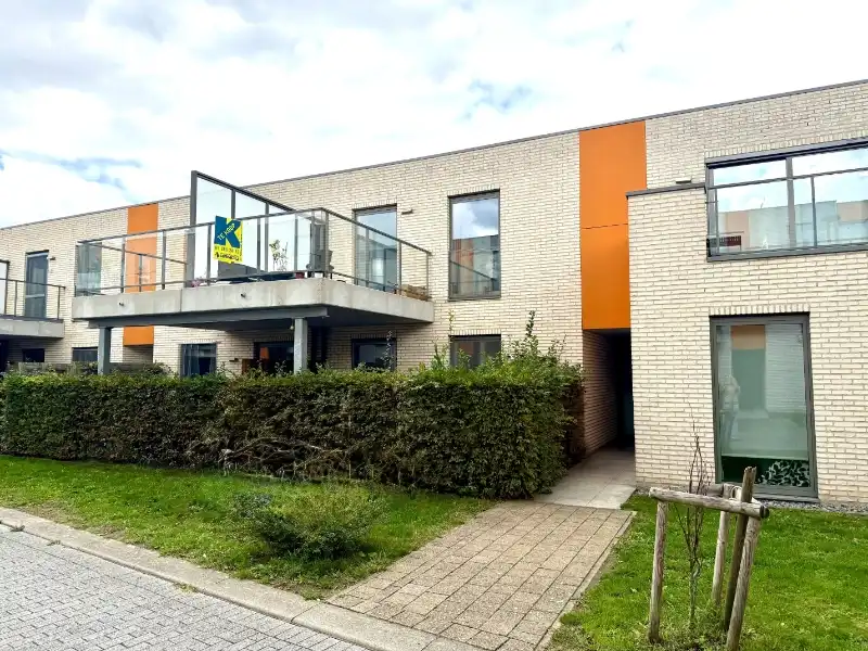Ruim en lichtrijk appartement met 2 slaapkamers, terras en 'dubbele' autostaanplaats op een boogscheut van de Leie foto {{pictureIndex}}